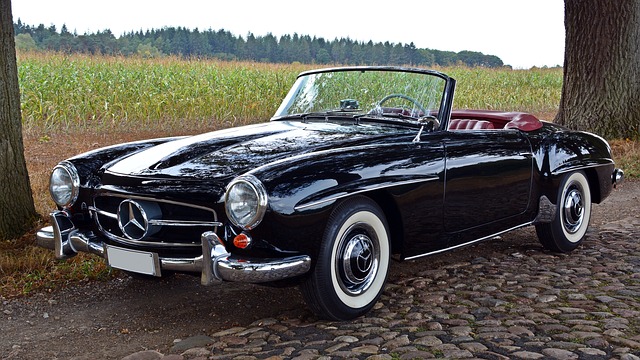 Antyk Mercedes 190 SL z 1956 roku na oponach z białym paskiem przy wiejskiej drodze przy polu