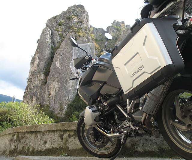 Motor BMW GS 1200 z bagażnikiem na górskiej trasie