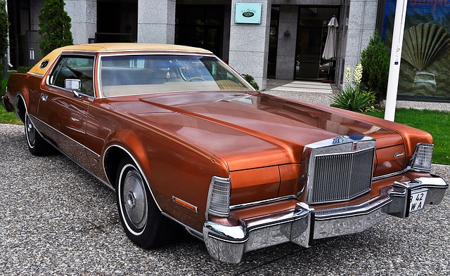 Lincoln Continental mark III - zabytkowy pojazd w rdzawym kolorze, na podjeździe
